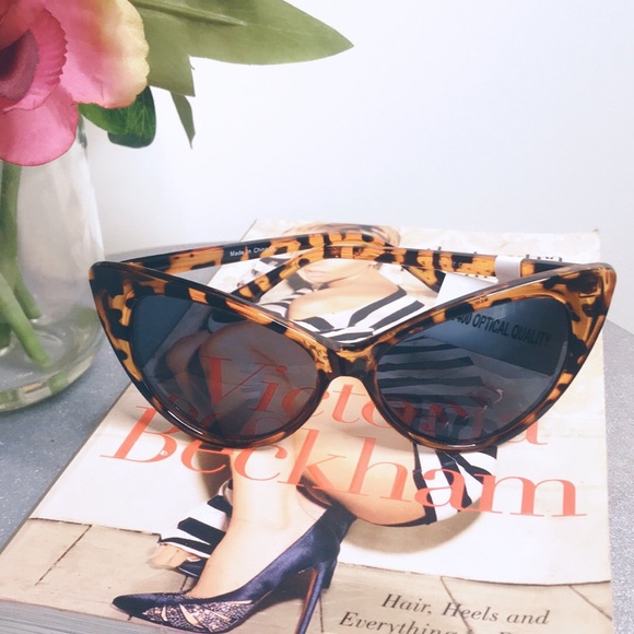 FINAL SALE❗️LAST 1❗️ ‘Lena Luxe’ leopard sunnies - Picture 5 of 9